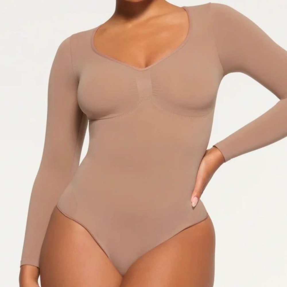 SKIMS SEAMLESS SCULPT LONG SLEEVE THONG BODYSUIT - SIENNA (small)
